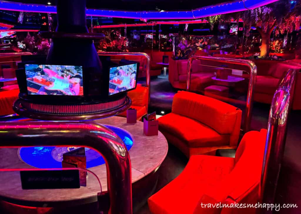 Red Retro fireside lounge in Peppermill Las Vegas 